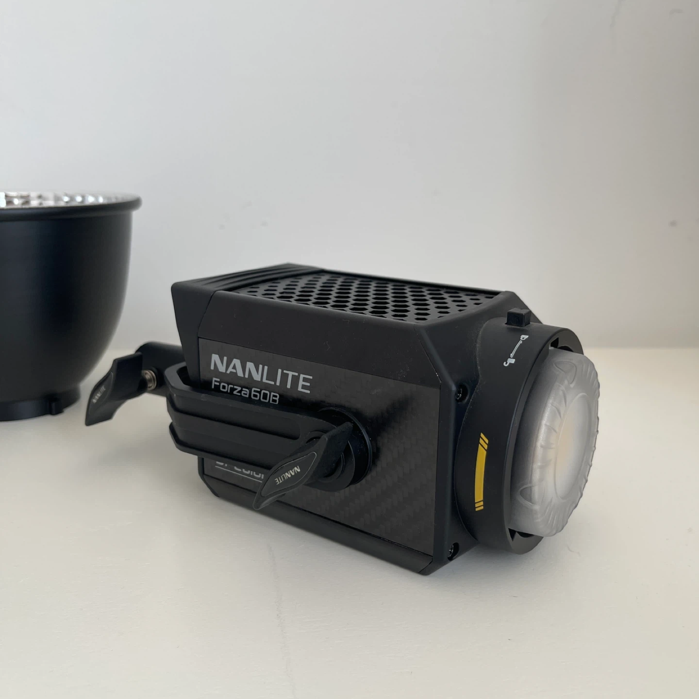 Nanlite Forza 60B Bi-Color LED Light – Functional, Screen Defect - photo 3