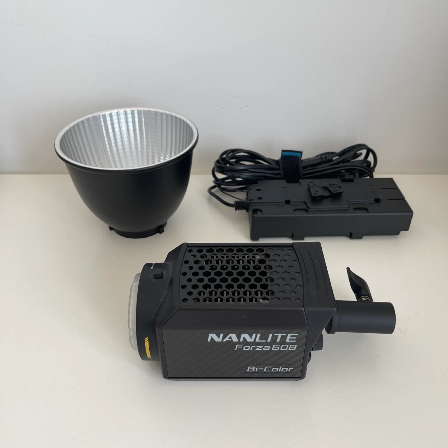 Nanlite Forza 60B Bi-Color LED Light – Functional, Screen Defect - photo 2