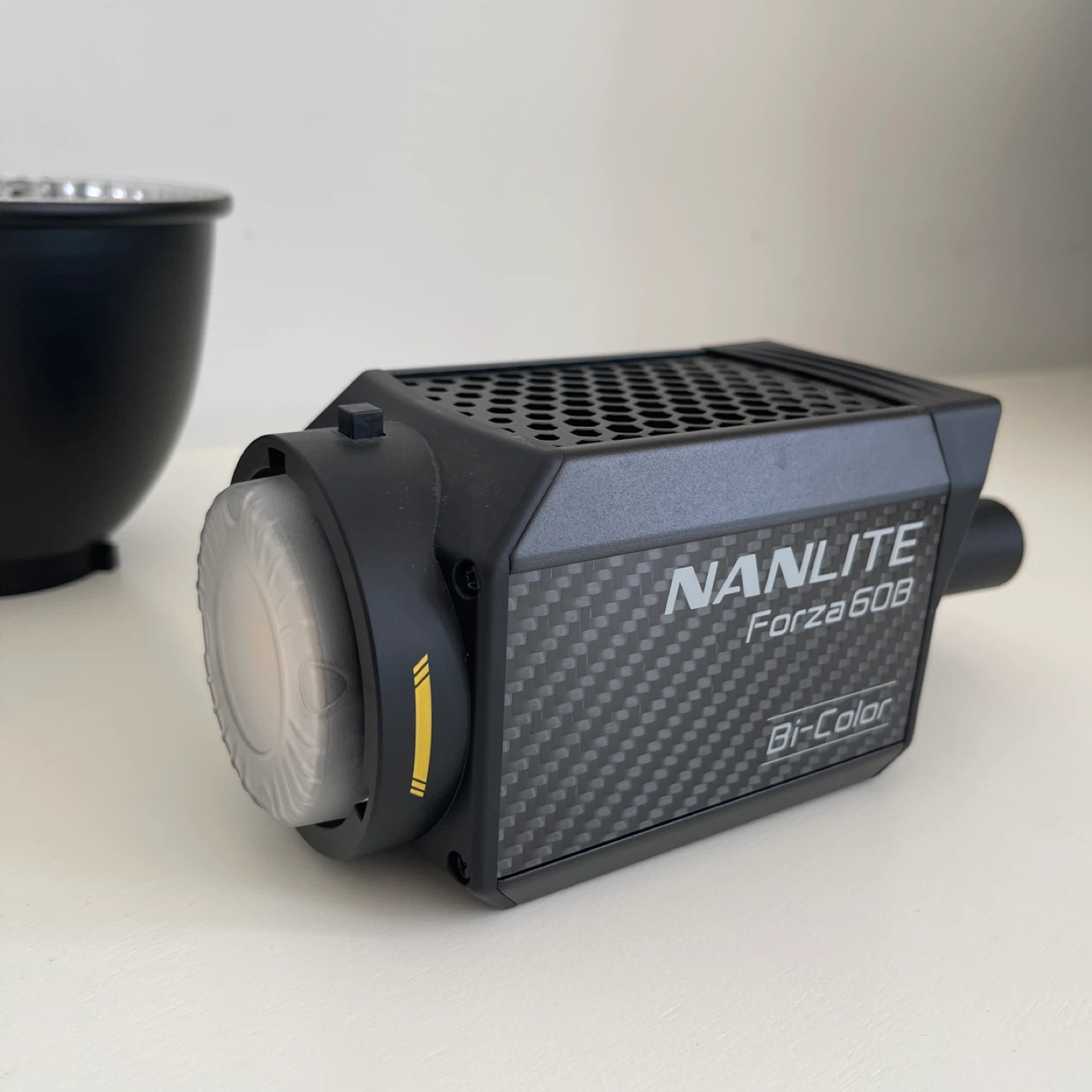 Nanlite Forza 60B Bi-Color LED Light – Functional, Screen Defect - photo 4
