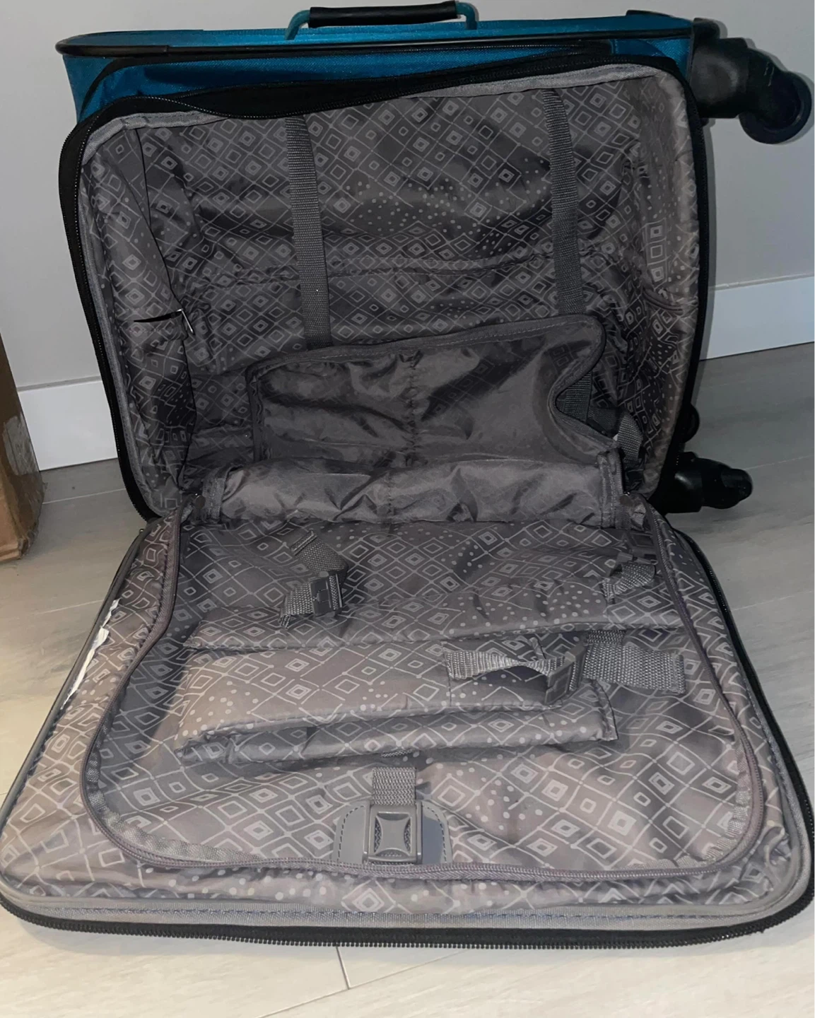 Ricardo 22” Spinner Carry-On Suitcase Lightweight & Travel Ready - photo 2