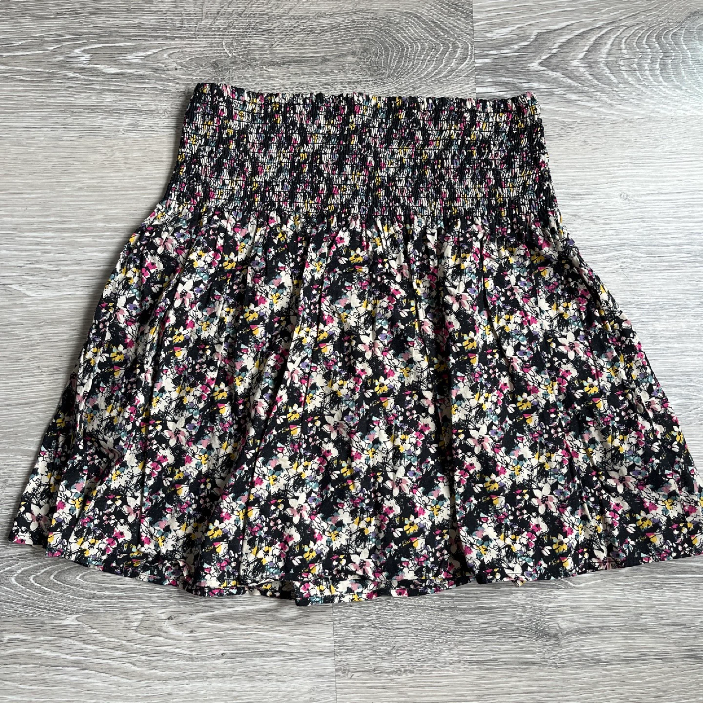 H&M Smocked Floral Mini Skirt, Size XS ⚽️