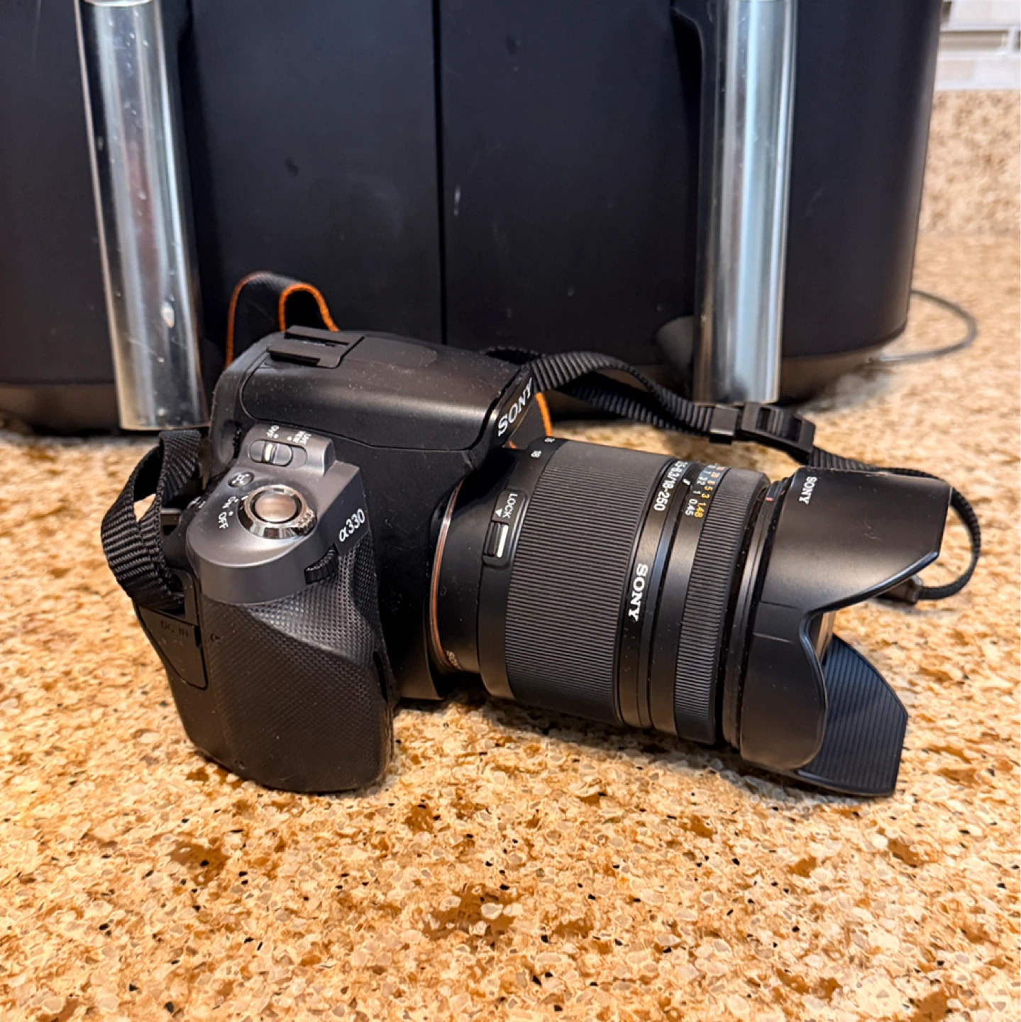 Sony A330 DSLR W/ Sony 3.6-6.3/18-250mm optical zoom lens - photo 2