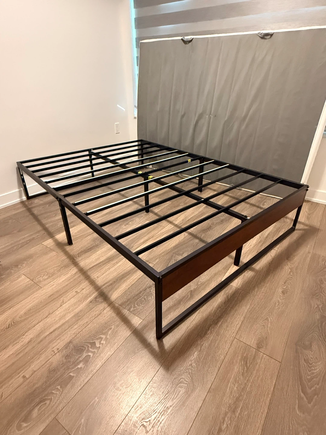 FREE!! Minimalis Industrial Metal Bed Frame with Wood Accents