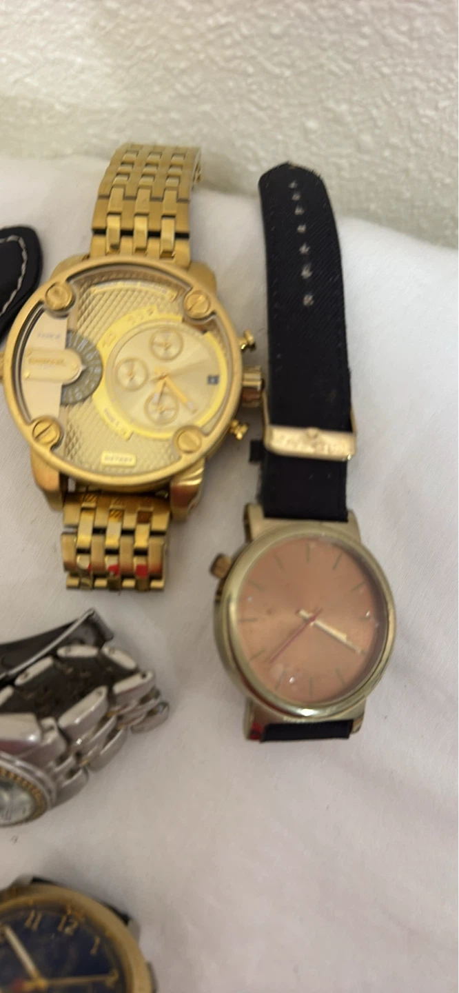 Lot of watches for parts. Some only need a battery. - photo 4