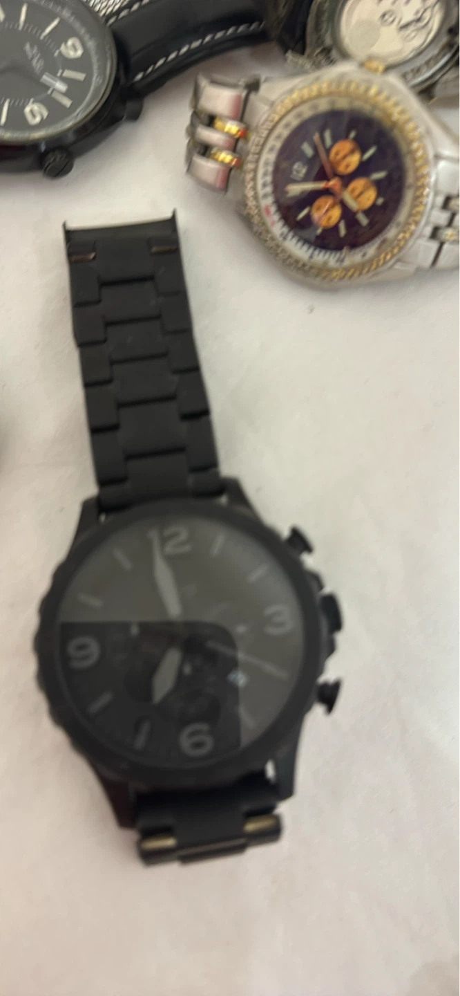 Lot of watches for parts. Some only need a battery. - photo 3