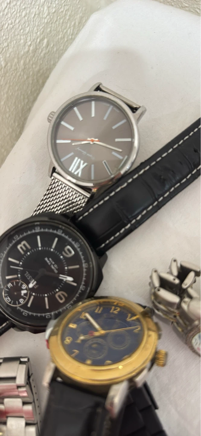 Lot of watches for parts. Some only need a battery. - photo 5