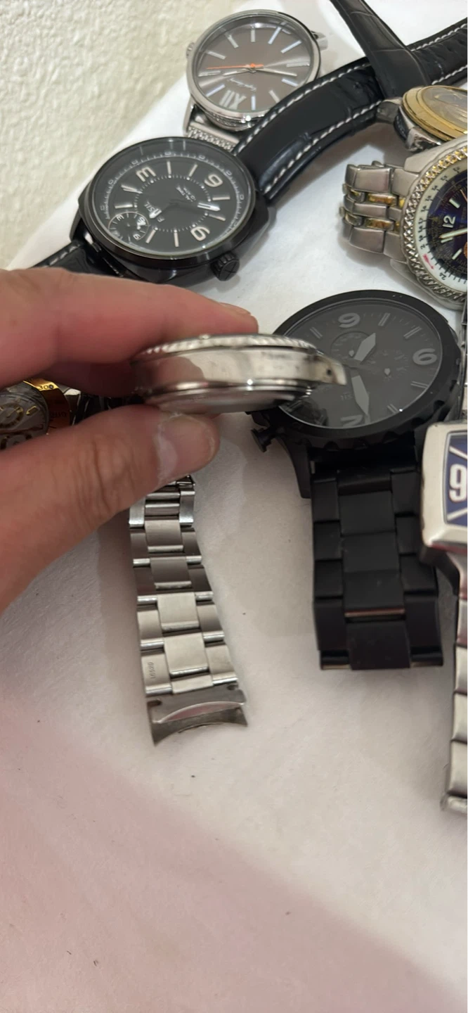 Lot of watches for parts. Some only need a battery. - photo 2