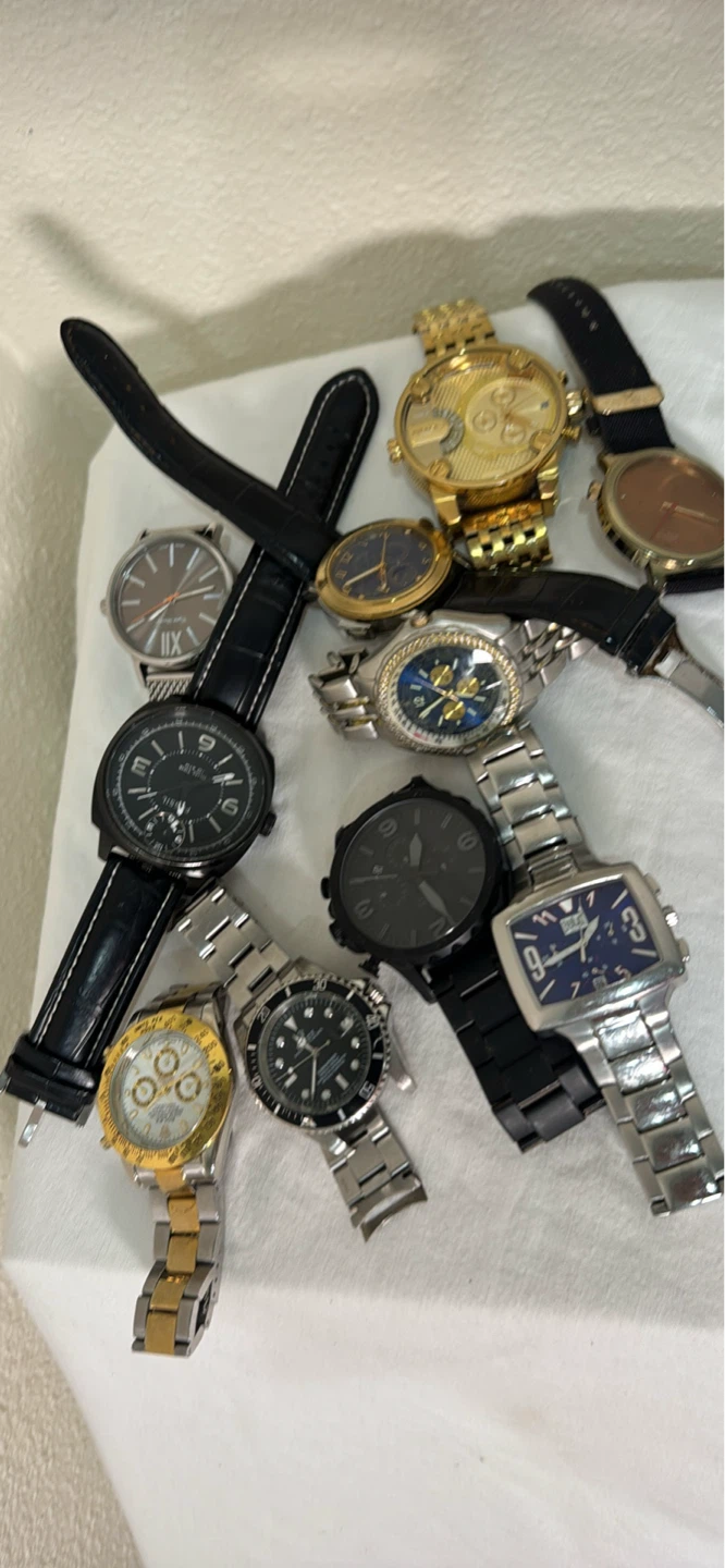 Lot of watches for parts. Some only need a battery.