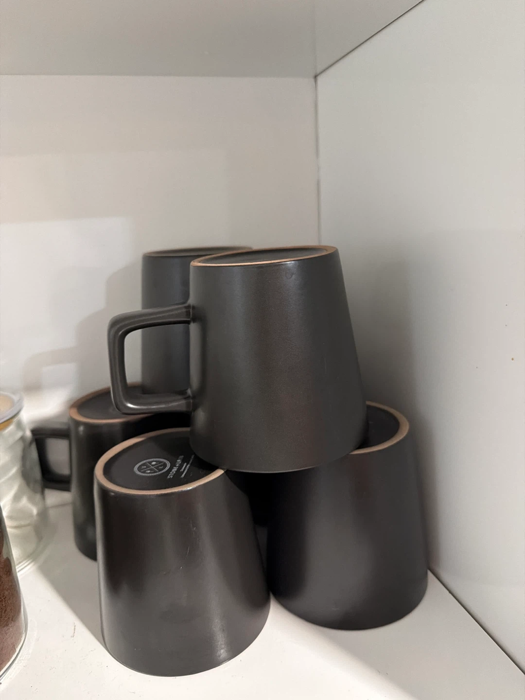 Set of 5 dark grey stoneware mugs with copper rim