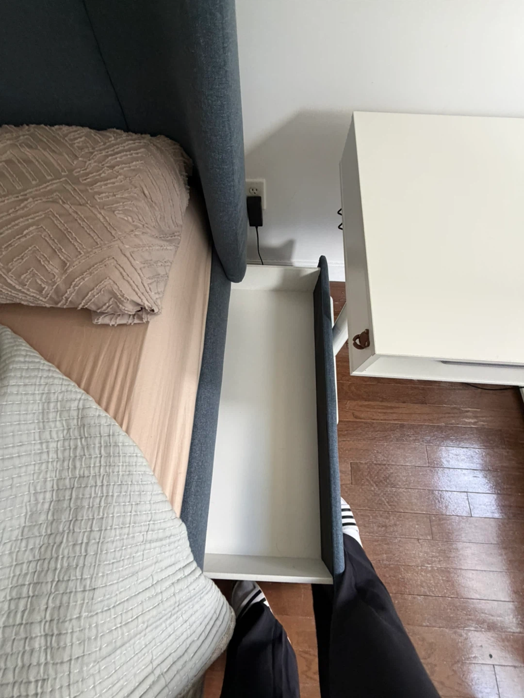 Queen Size Upholstered Bed Frame with Storage Drawers - photo 2