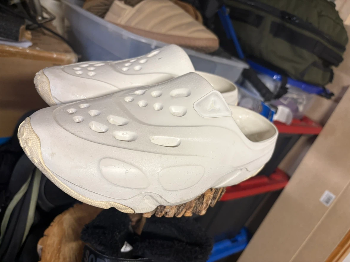 Jordan - Roam slippers size 11