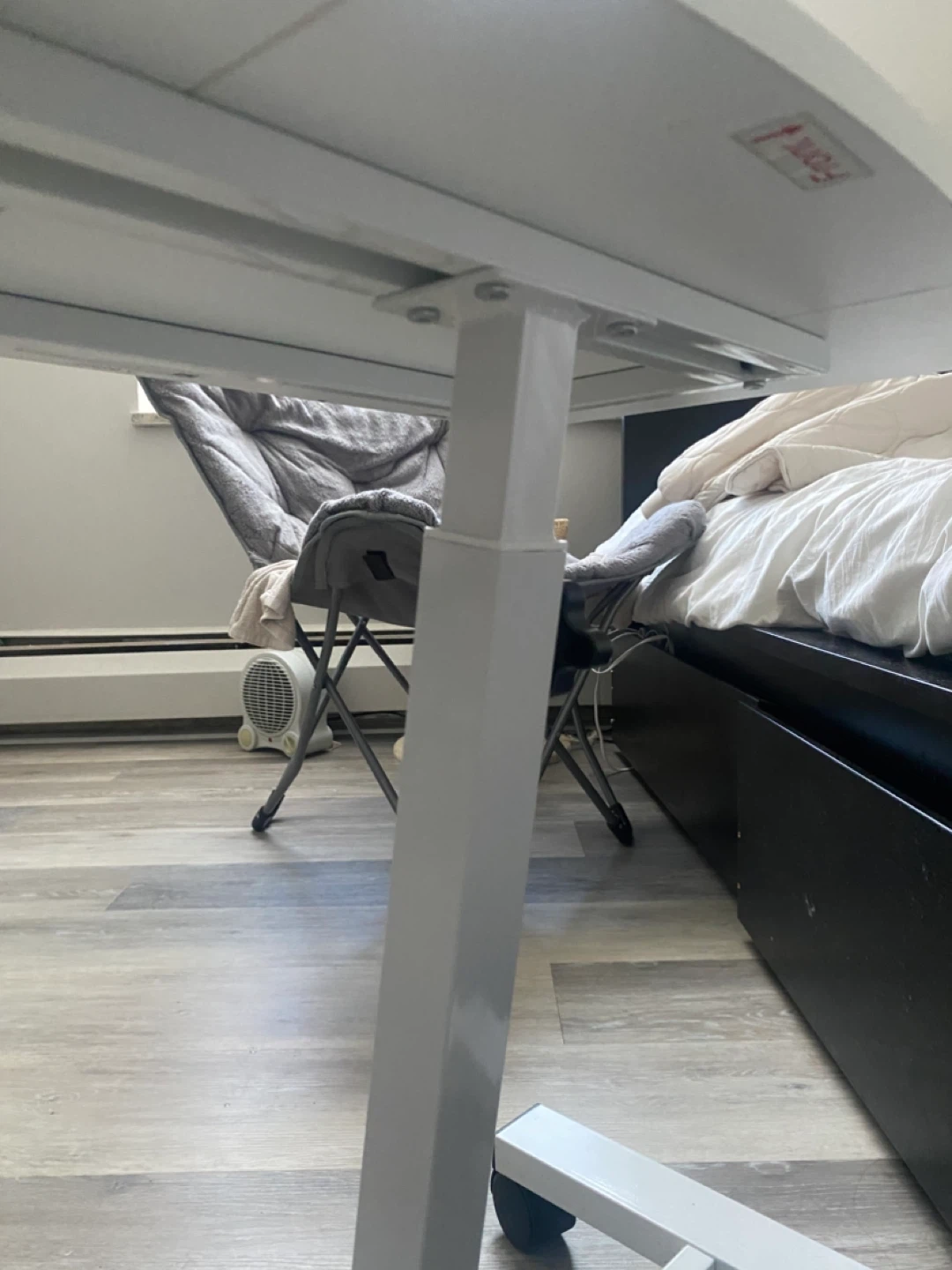White adjustable height rolling table - photo 2