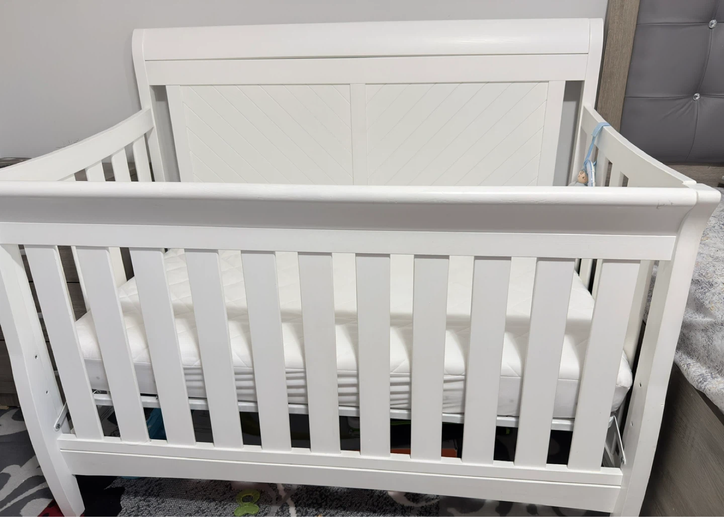 White Convertible Crib with Mattress - photo 3