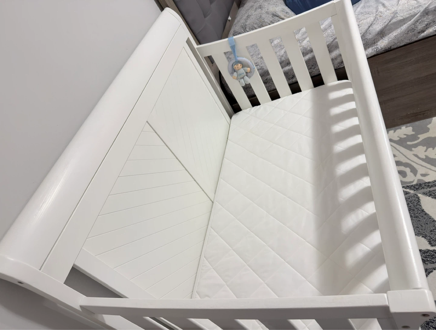 White Convertible Crib with Mattress - photo 2