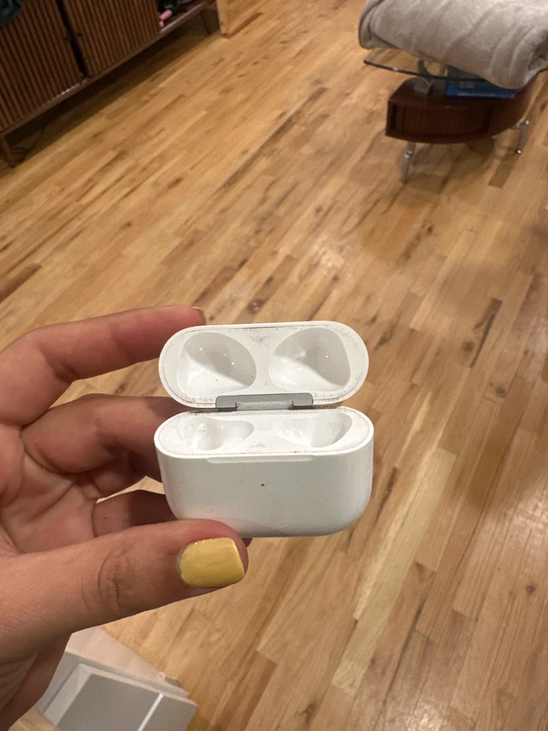 Apple AirPods Pro Charging Case - photo 2