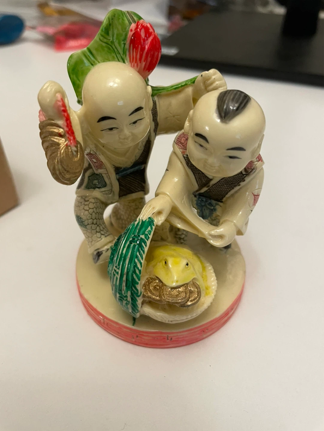 Figurine of two boys and a turtle ⚽