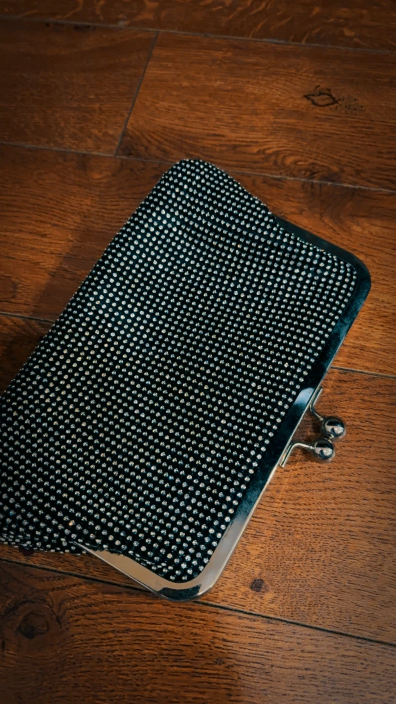 ⚽ LE CHÂTEAU Black Beaded Clutch Purse