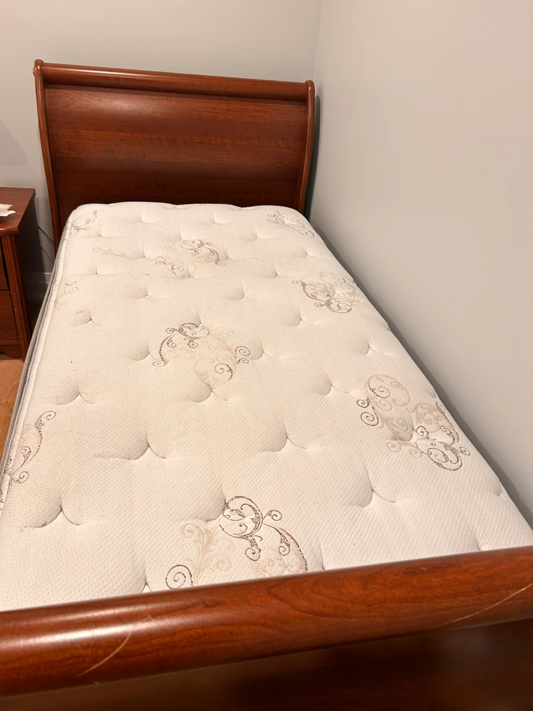 Classic twin-sized sleigh bed frame, mattress and box spring. - photo 4