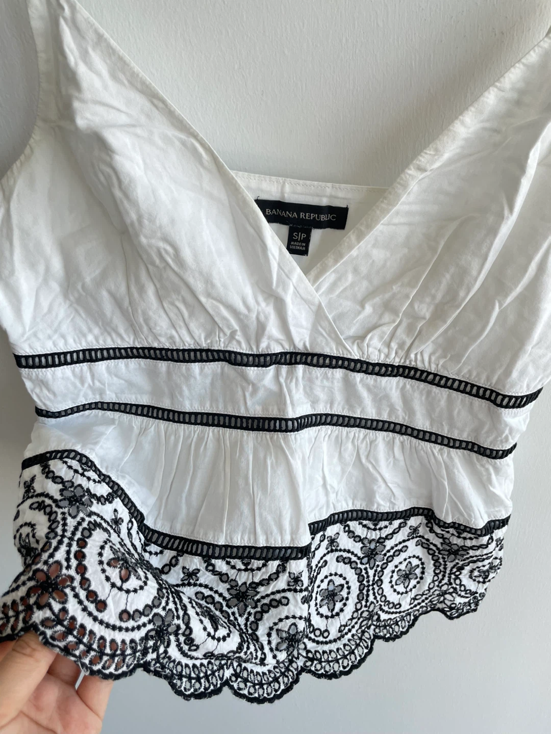 Banana Republic White Embroidered Camisole Top - Size S - photo 3