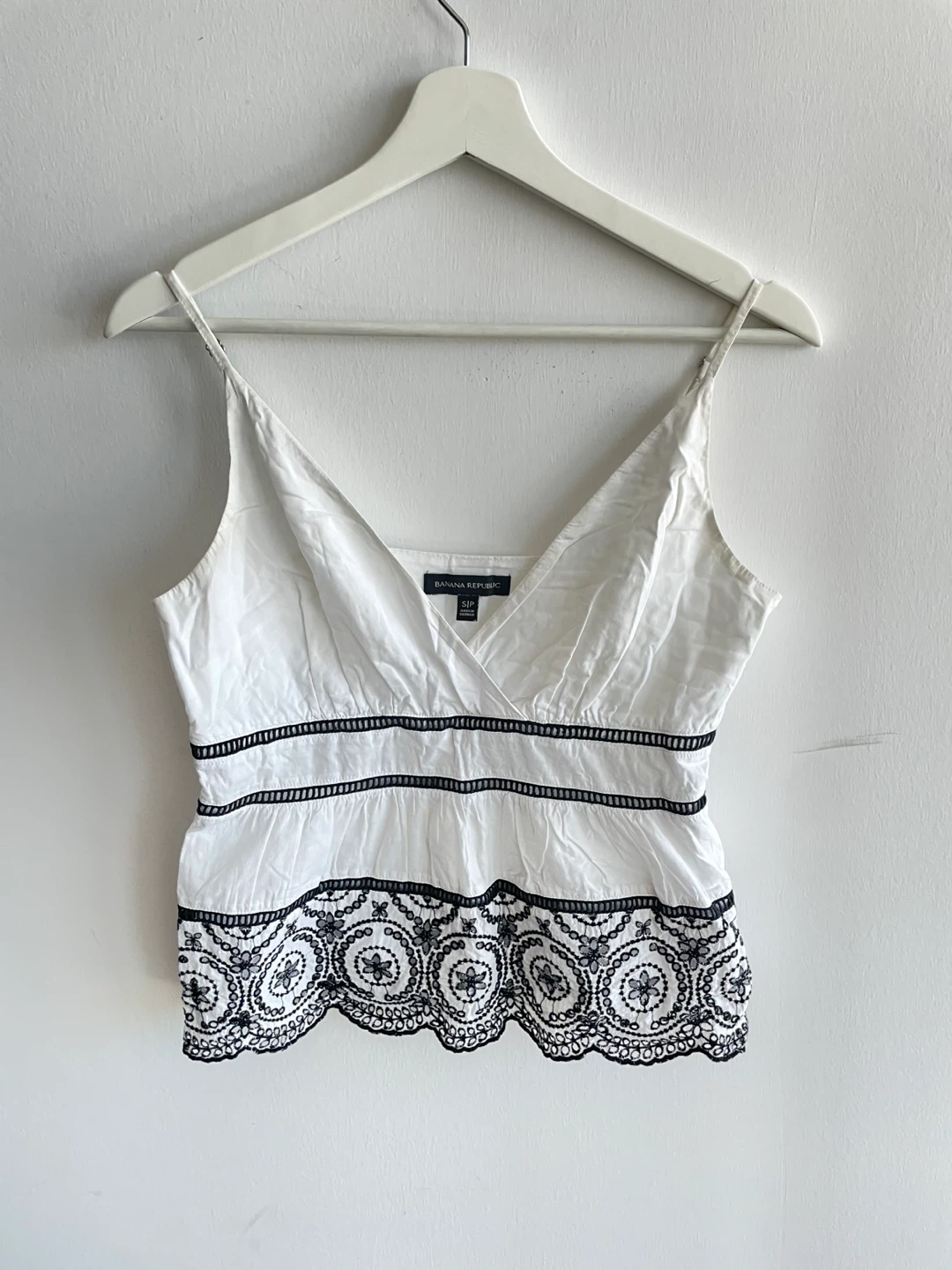 Banana Republic White Embroidered Camisole Top - Size S - photo 4