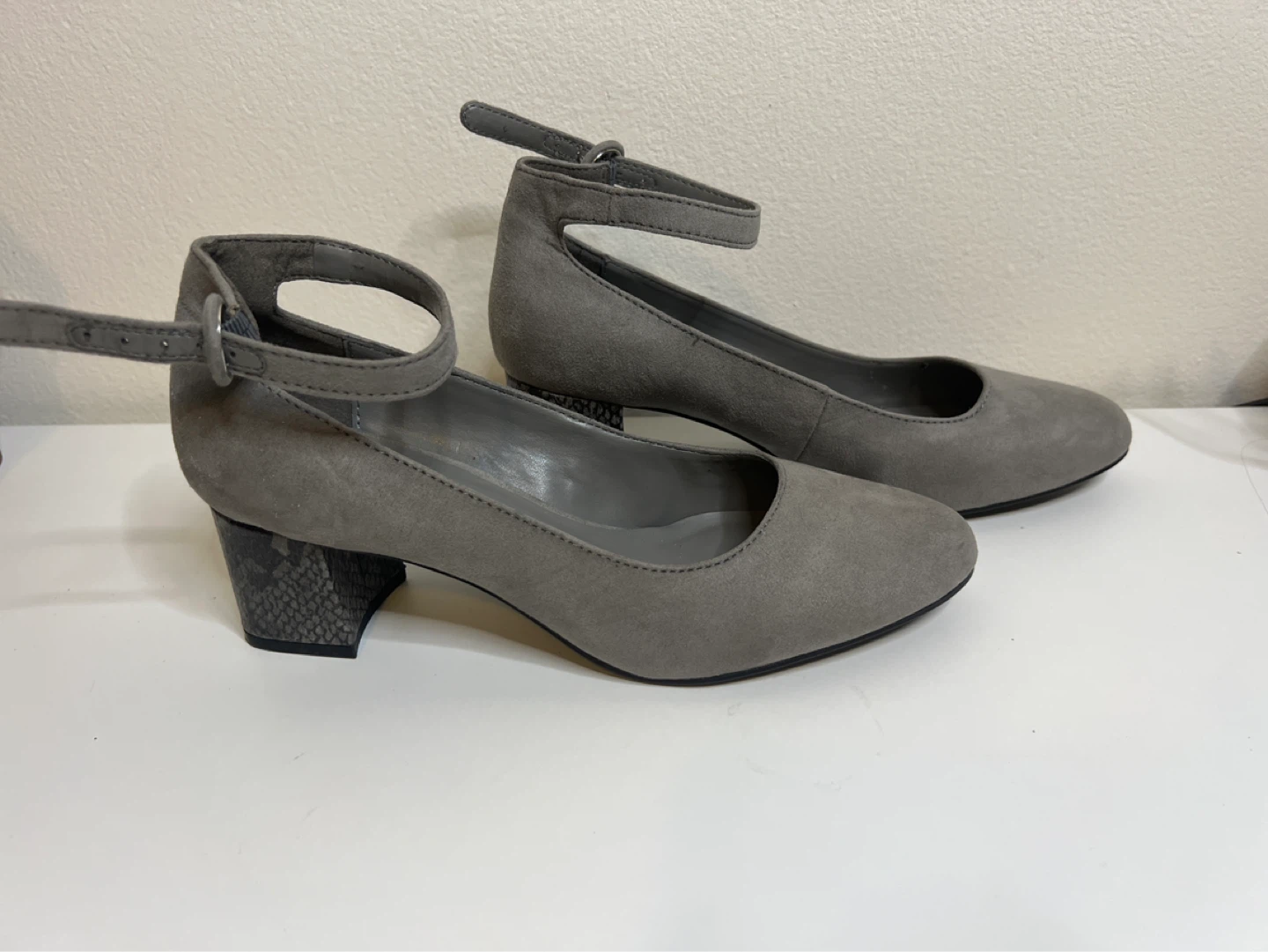 Bandolino Gray Suede Ankle Strap Heels Size 7 - photo 2