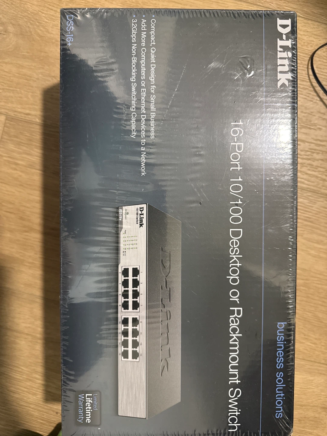 D-Link DSS-16+ 16-Port 10/100 Desktop or Rackmount Switch