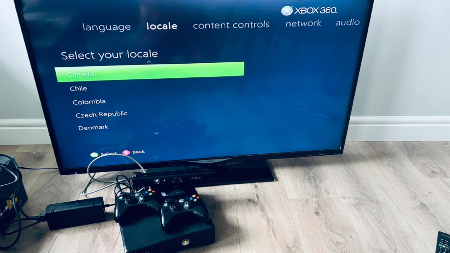 Xbox 360 Slim Bundle – Kinect, 2 Controllers, Games & HDMI - photo 2