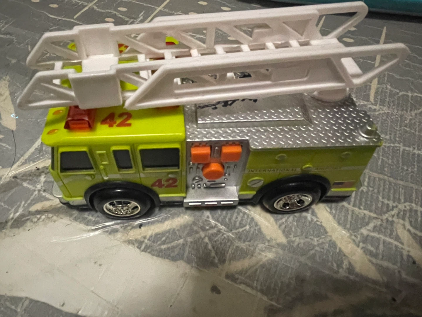 ⚽️Toy Fire Truck Ladder 42