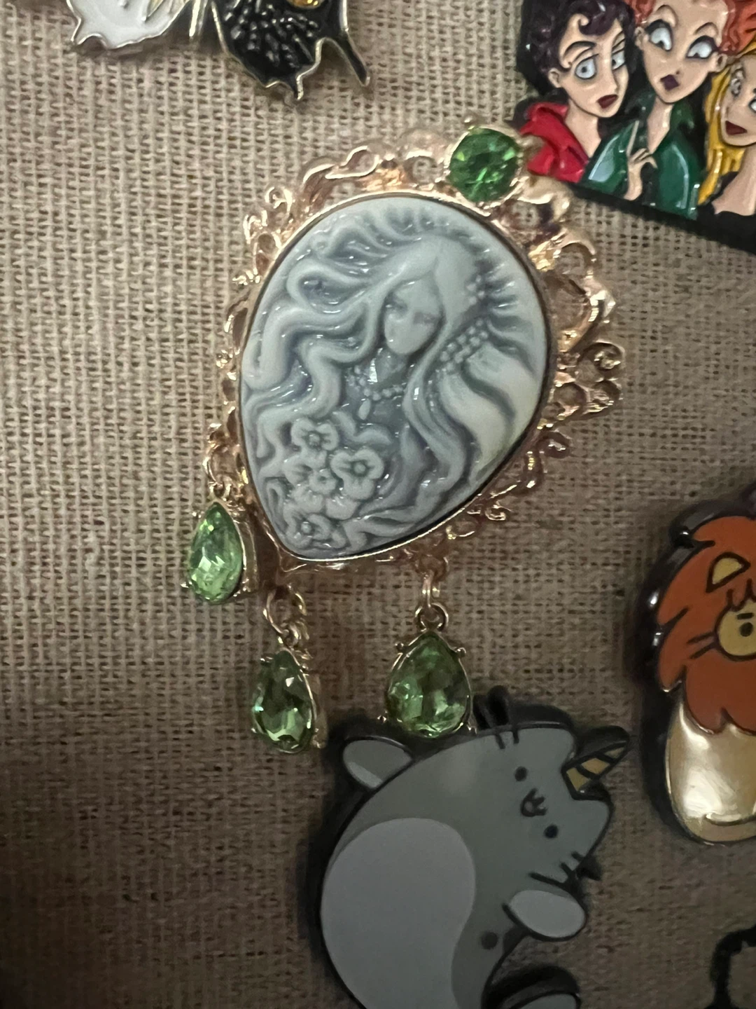 Cameo Brooch with Green Gemstones ⚽