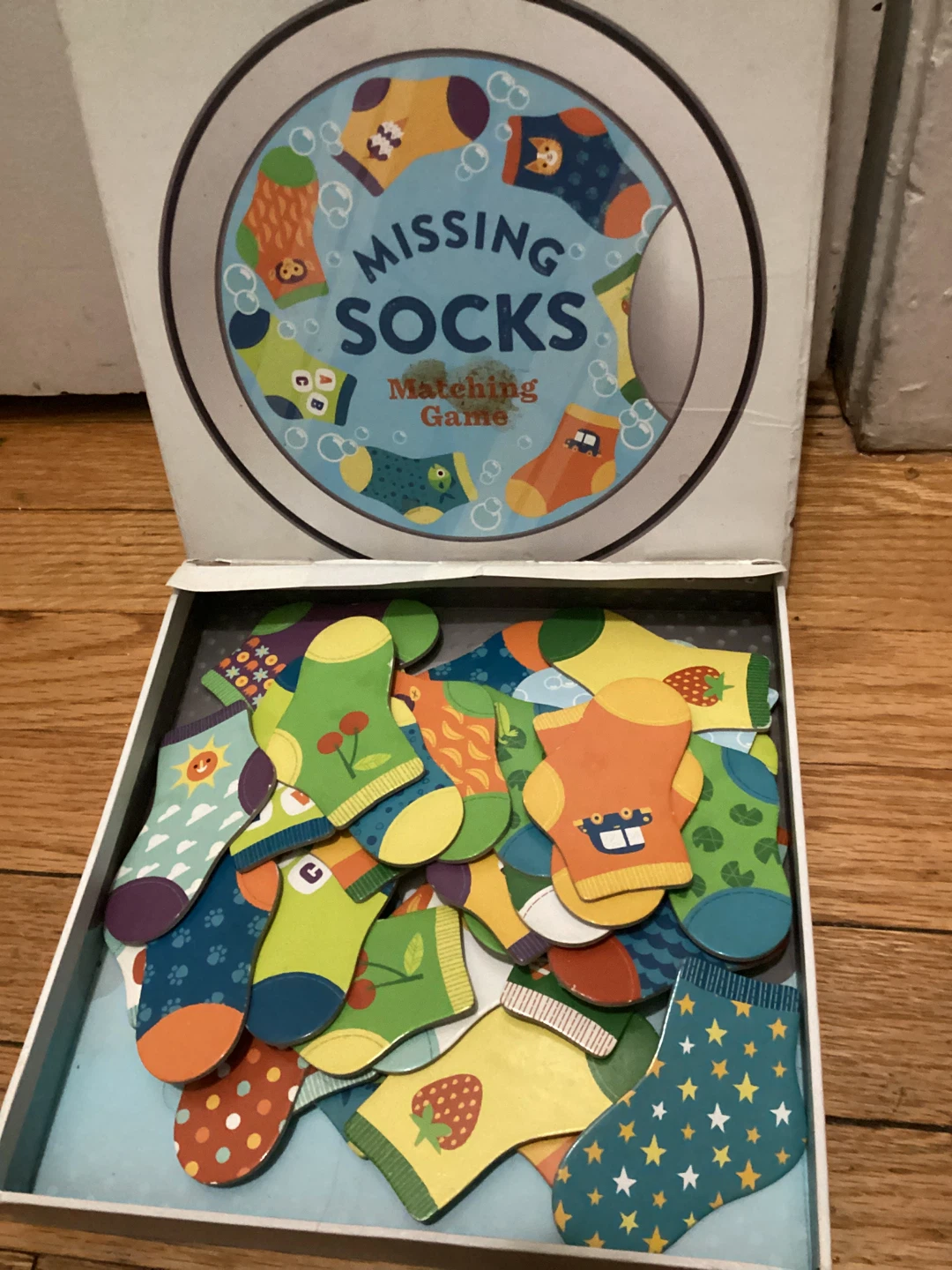 ⚽️Chronicle Books Missing Socks Matching Game