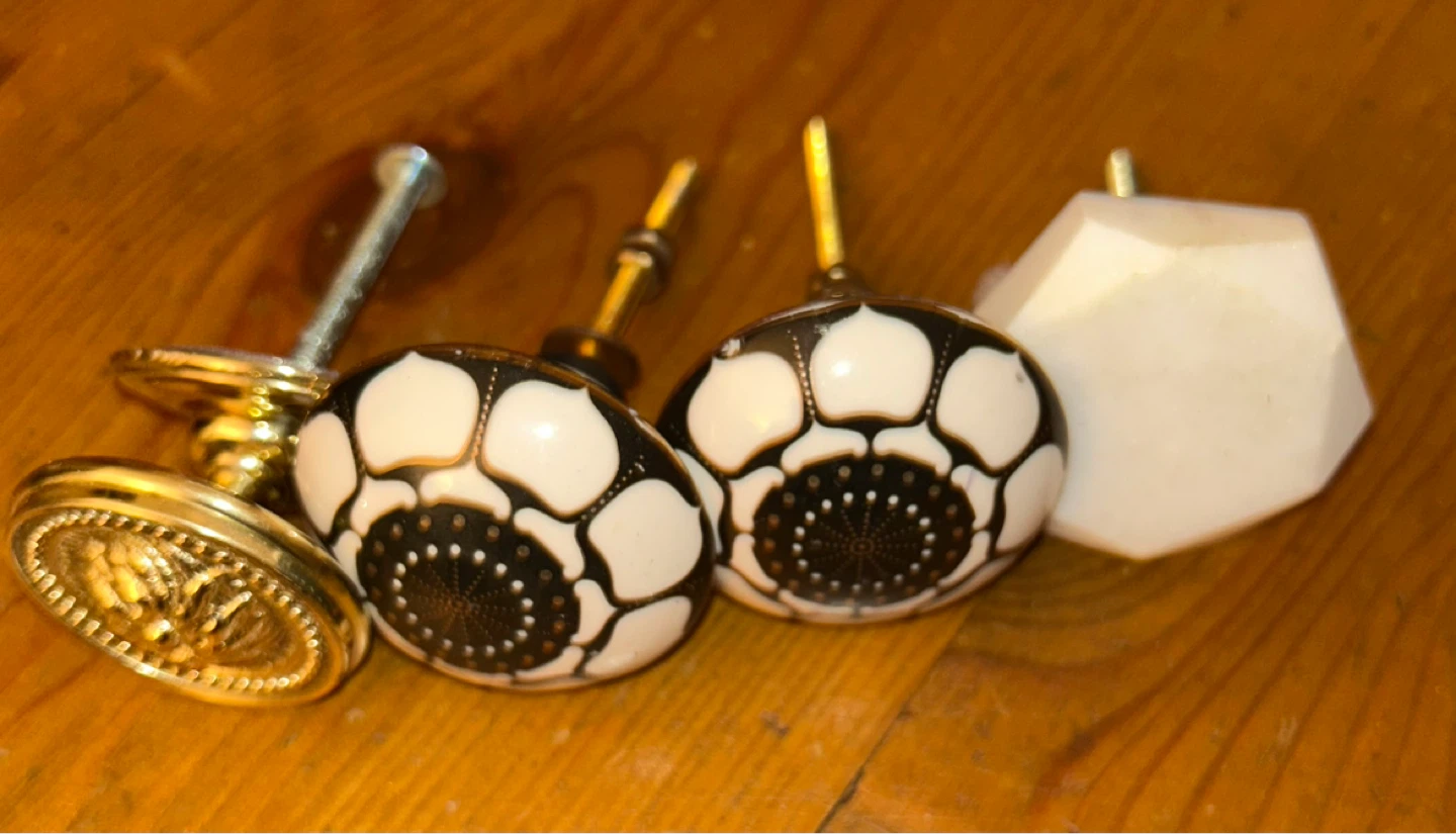 4 Ceramic and Metal Drawer Knobs ⚽️