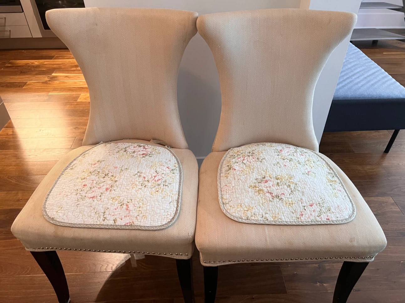 Two accent chairs with floral seat cushions - photo 2