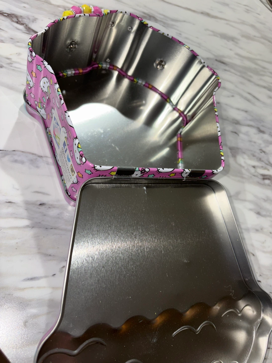 ⚽️ Hello Kitty Cupcake Tin Purse with Beaded Handle - photo 3