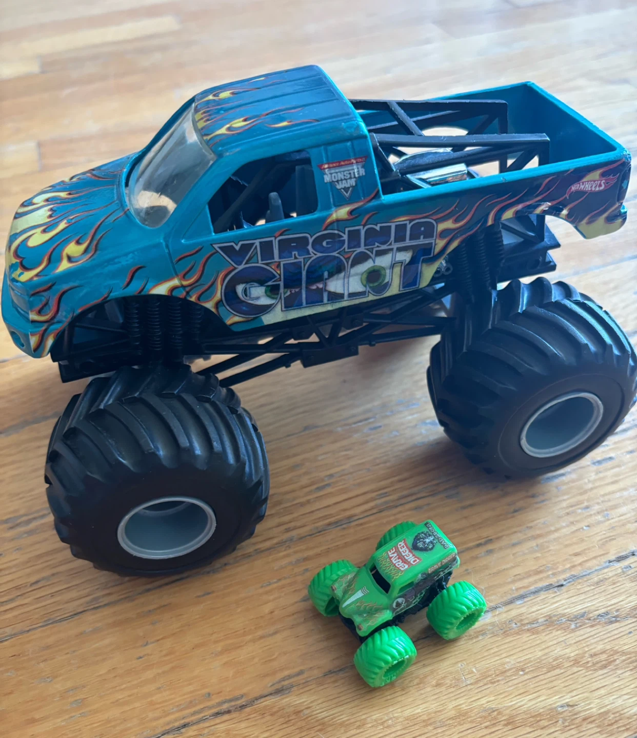 Hot Wheels Monster Truck Virginia Giant & Grave Digger Set ⚽️
