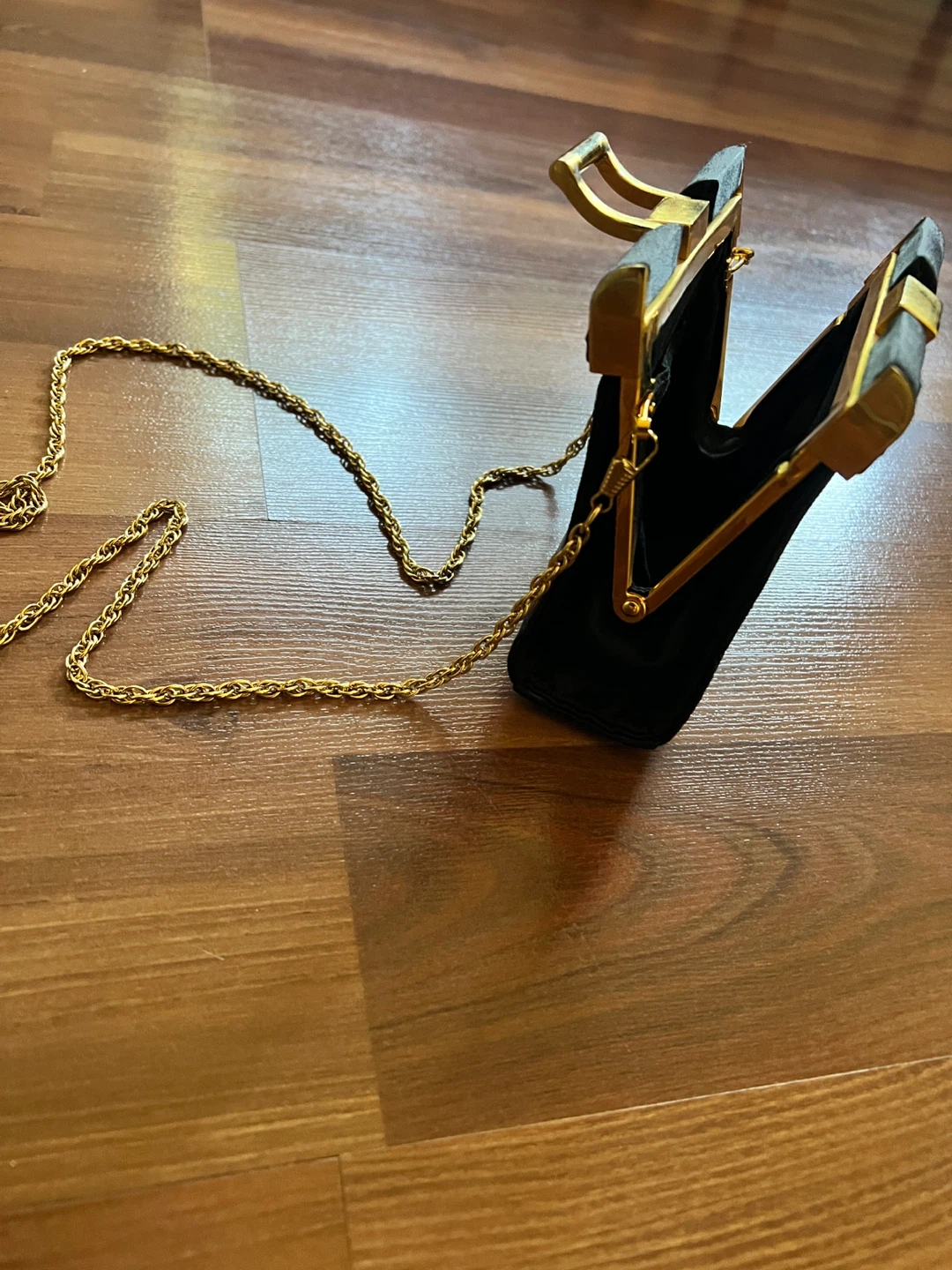 Black evening clutch with gold chain strap - photo 3