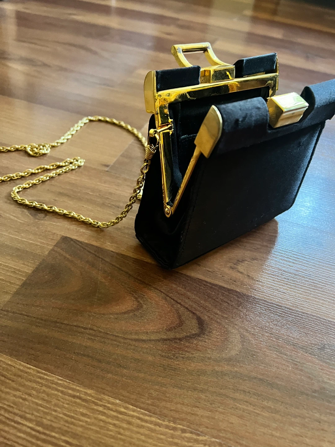 Black evening clutch with gold chain strap - photo 4