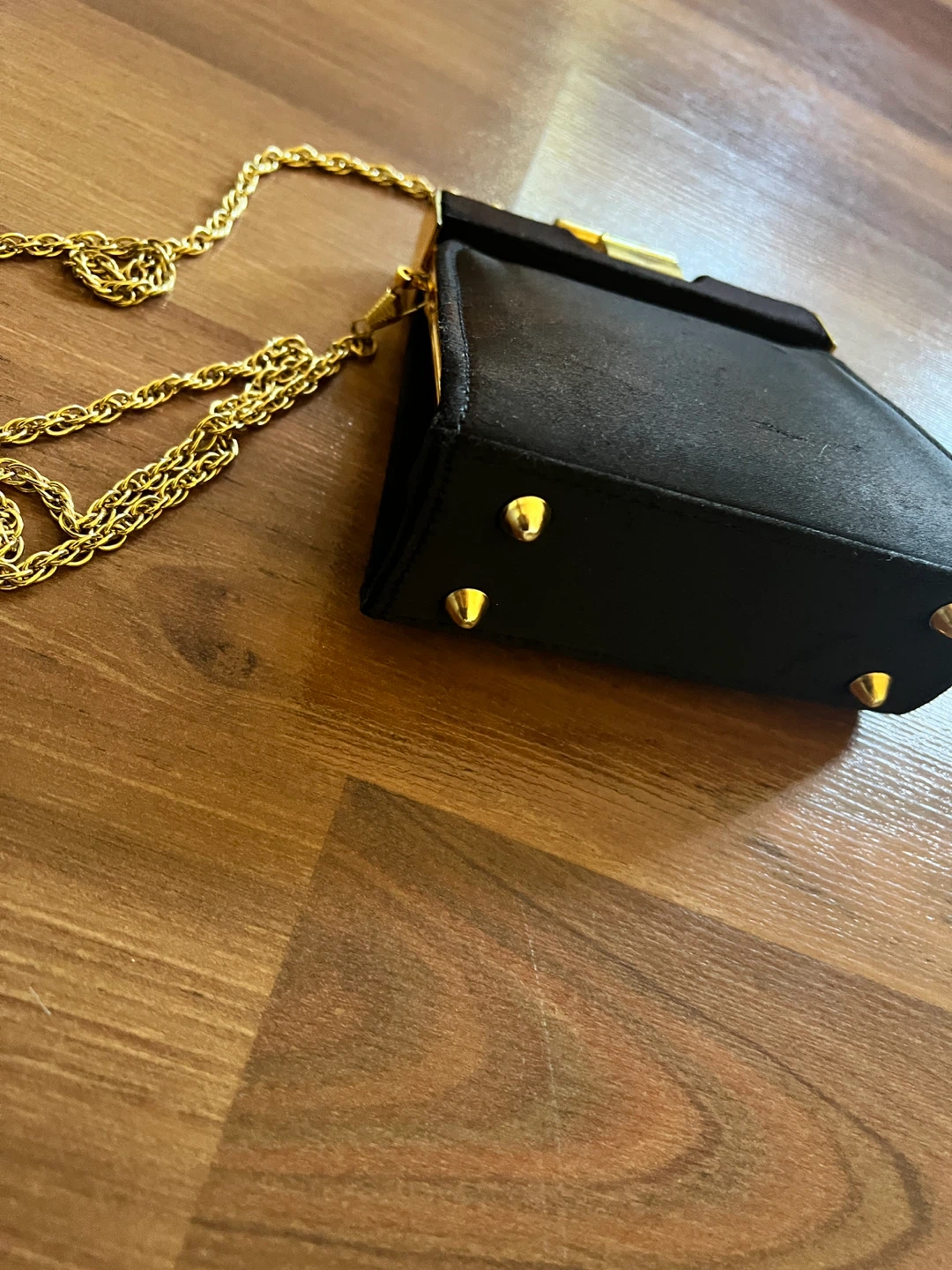 Black evening clutch with gold chain strap - photo 5