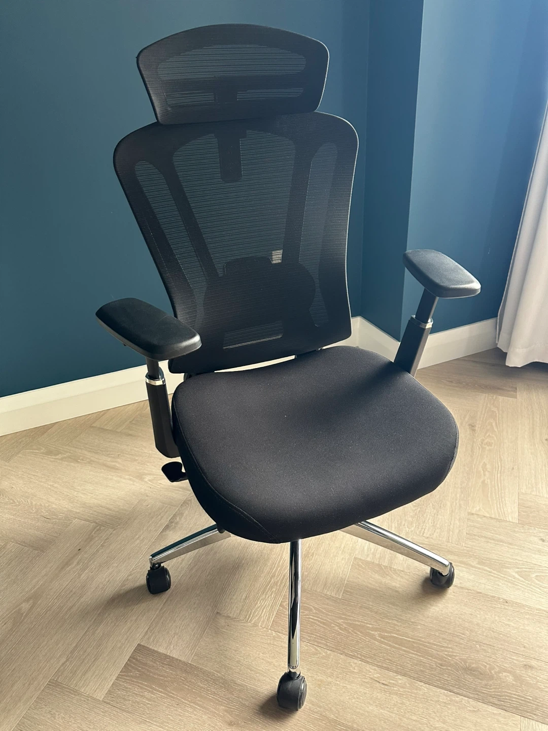 Black SIHOO M57 ergonomic office chair