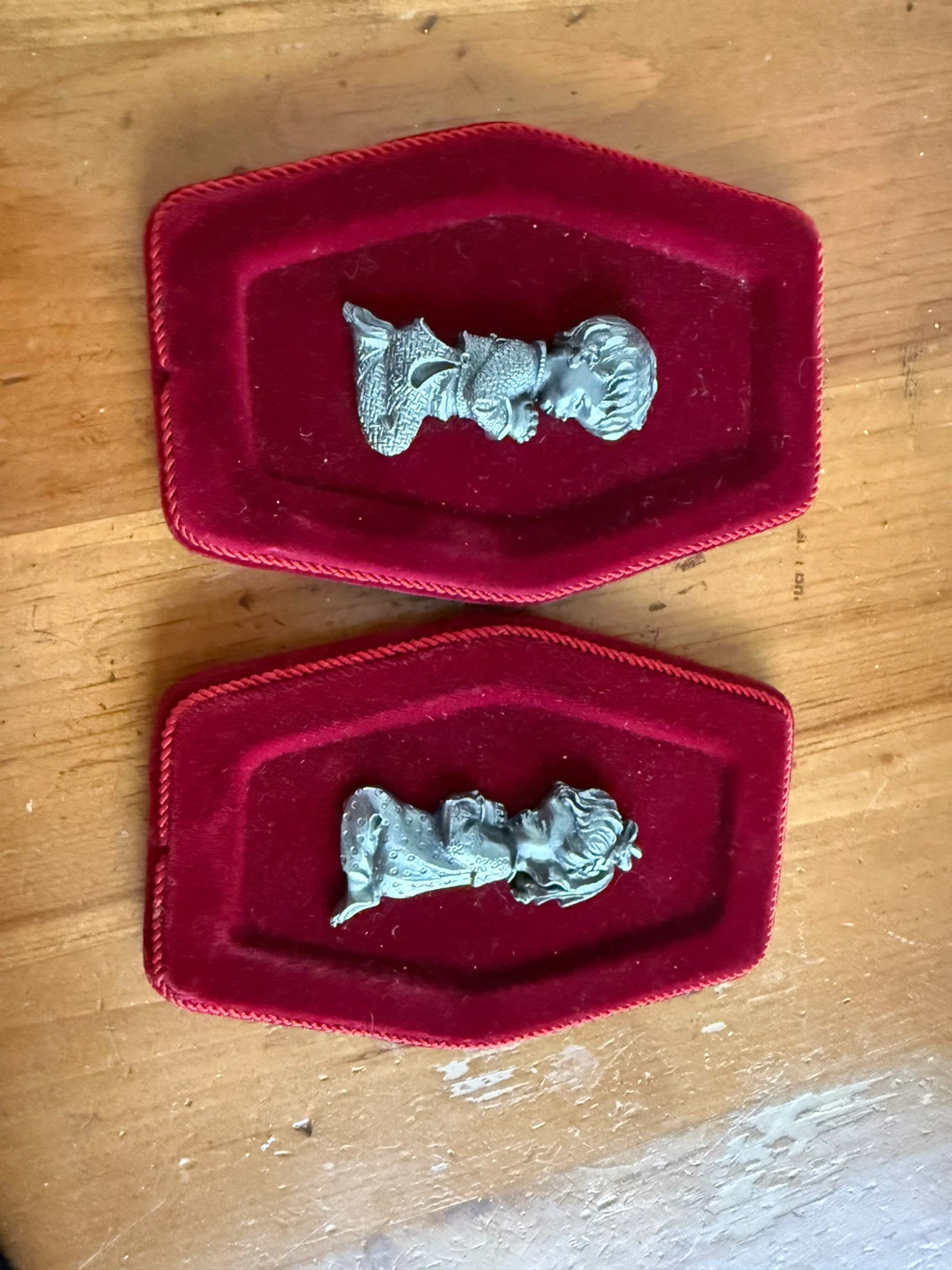 Set of 2 Vintage Pewter Figurines with Red Velvet ⚽️ Stands - photo 3