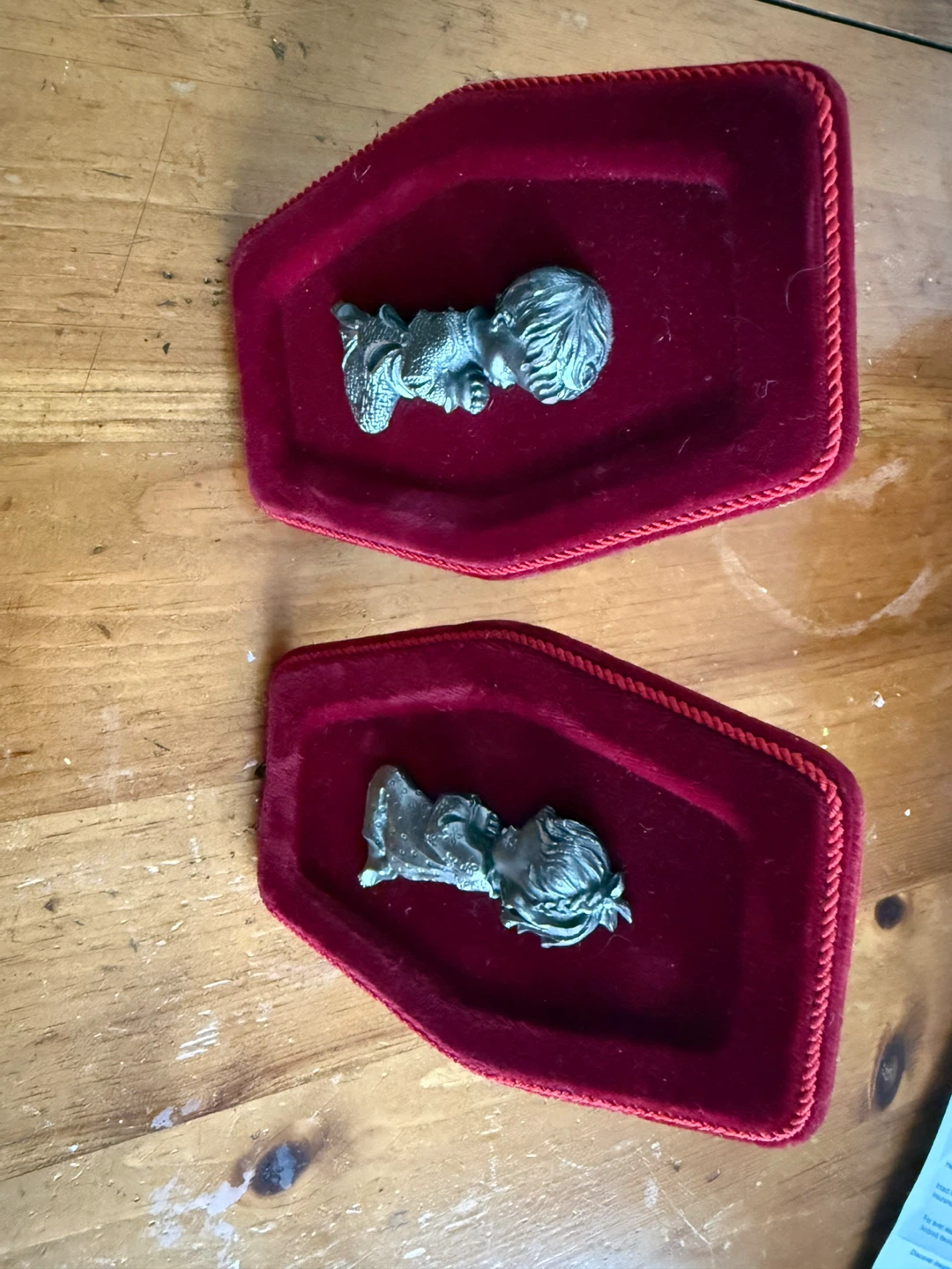 Set of 2 Vintage Pewter Figurines with Red Velvet ⚽️ Stands - photo 2