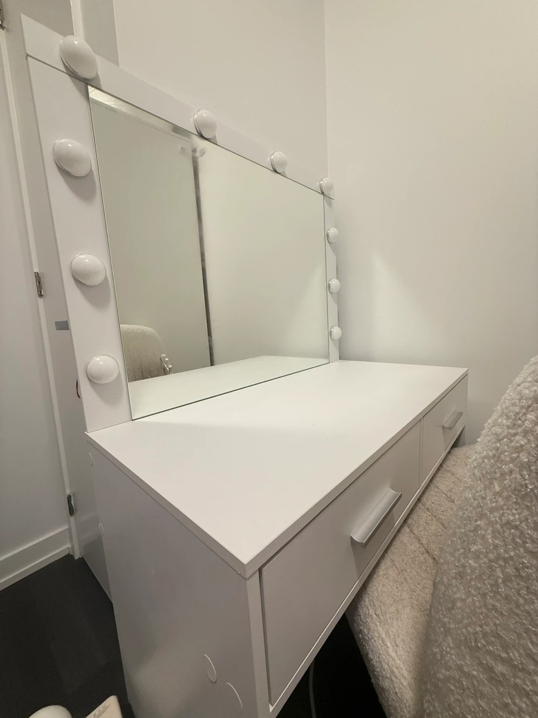 Makeup Vanity with Mirror and Lights - photo 2
