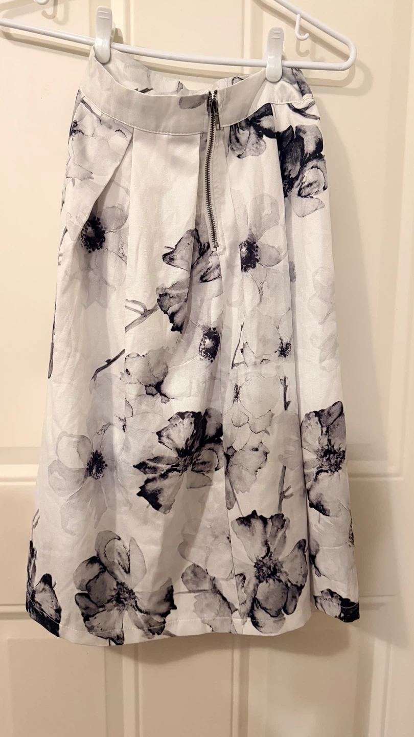 Floral Midi Skirt. Size 5-6 - photo 2