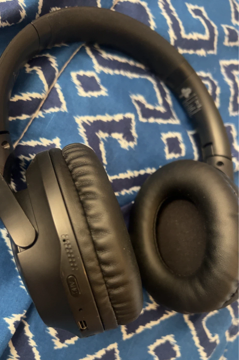 Black Over-Ear Headphones (they don’t work need repair) - photo 2