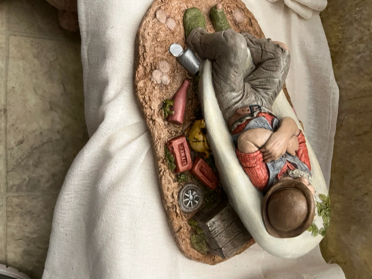 Brand new ceramic figurine of sleeping man - photo 2