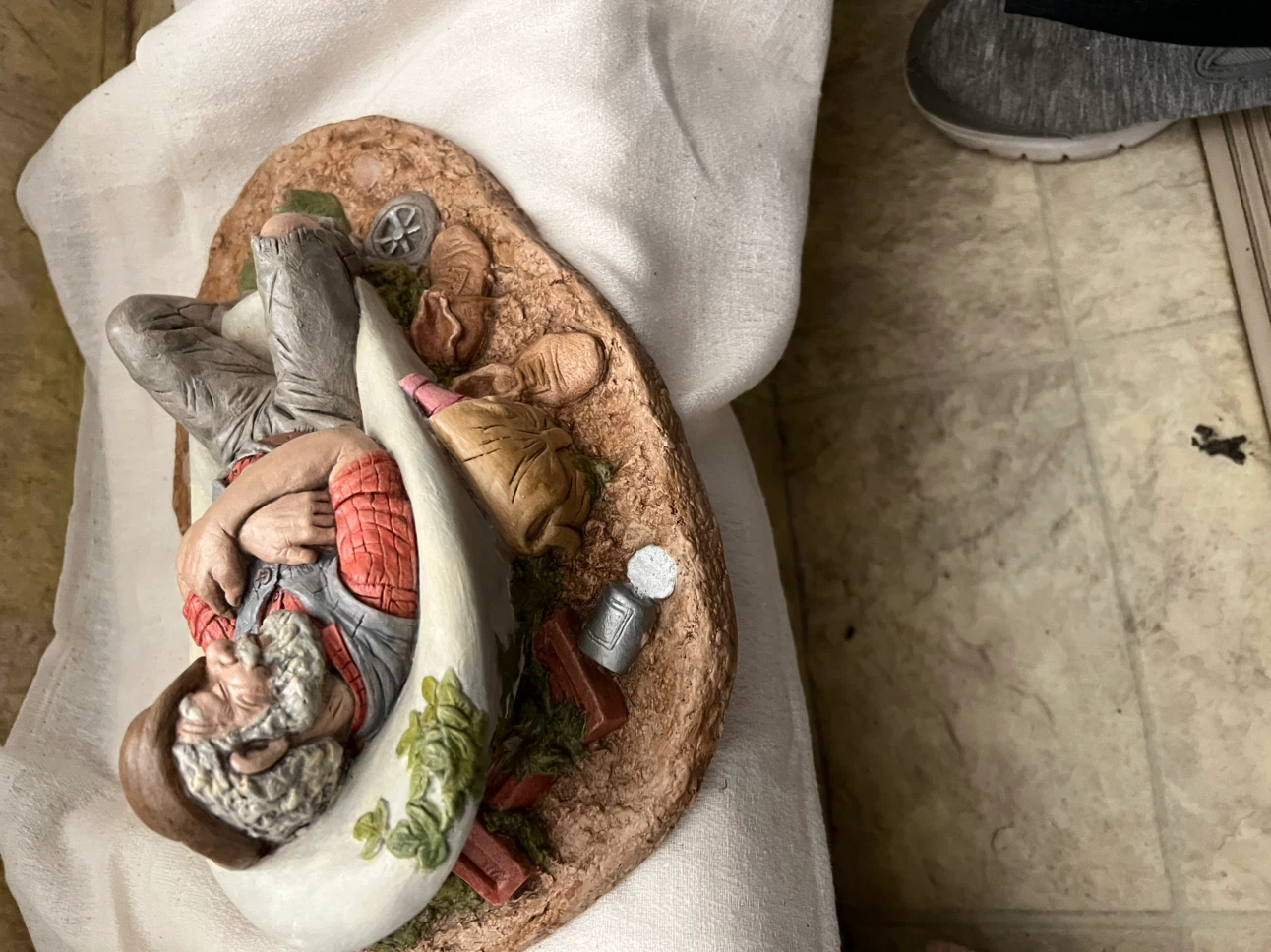 Brand new ceramic figurine of sleeping man - photo 4