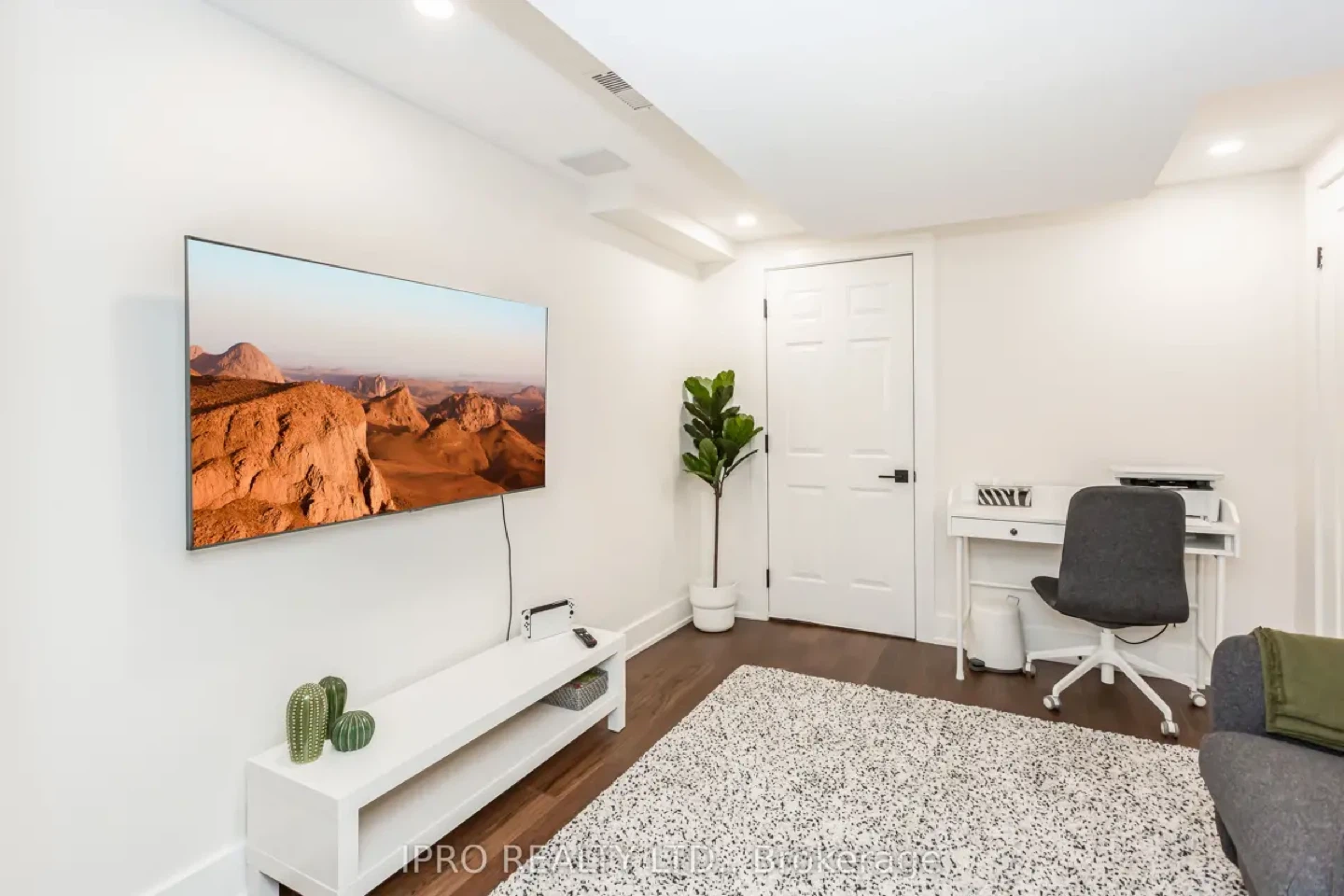 TV stand and Samsung TV 2020 - photo 2