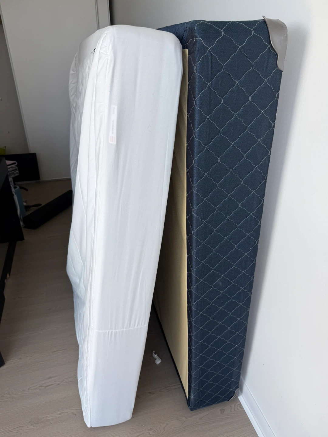 Queen size Mattress+Box Spring -Excellent Condition - photo 4