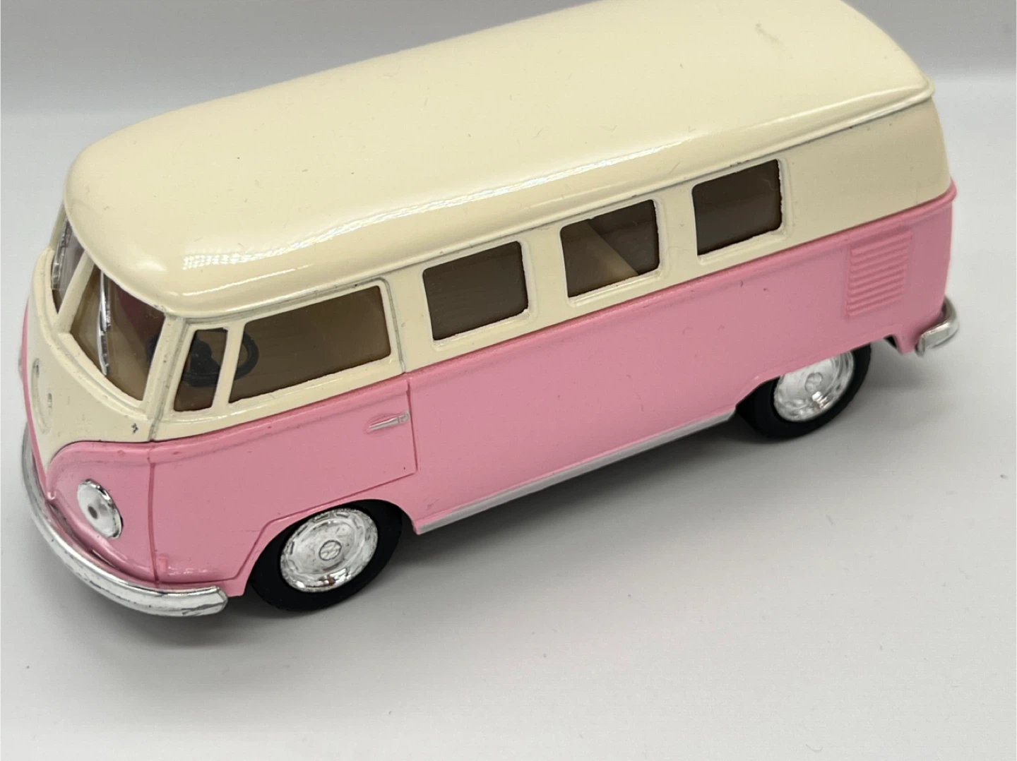 Kinsmart 1962 Volkswagen Classical Bus Toy Car Pink/Cream - photo 2