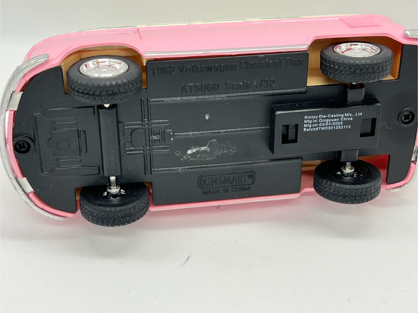 Kinsmart 1962 Volkswagen Classical Bus Toy Car Pink/Cream - photo 4