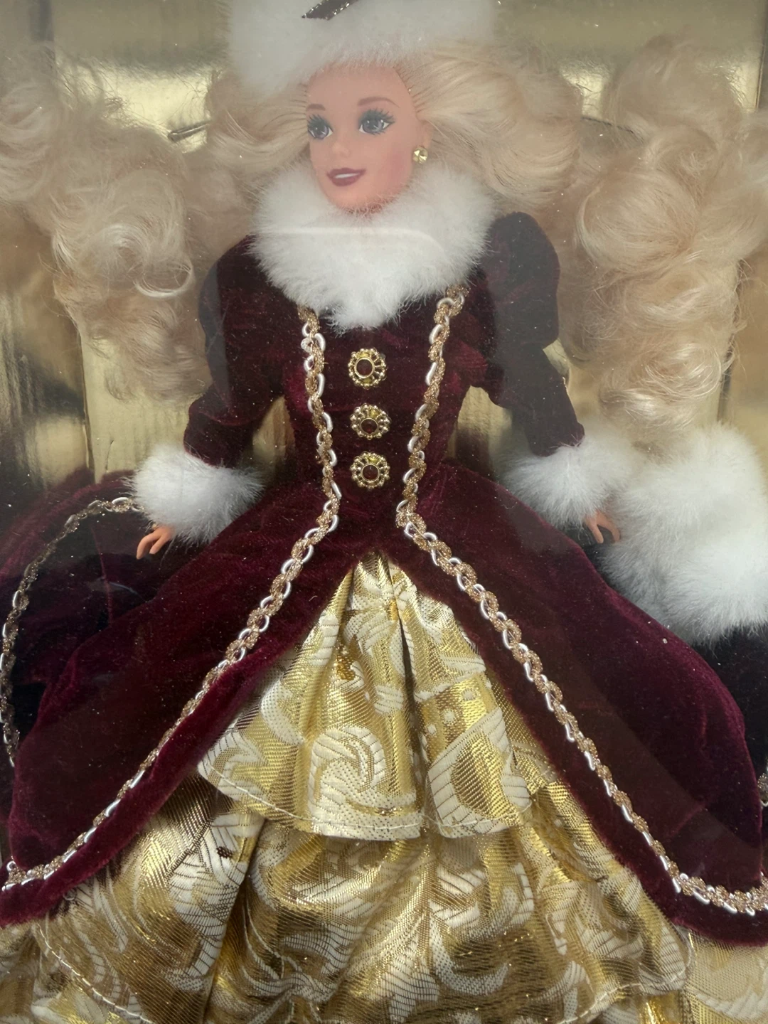 1996 Happy Holidays Barbie (Collector Doll #15646) - photo 3